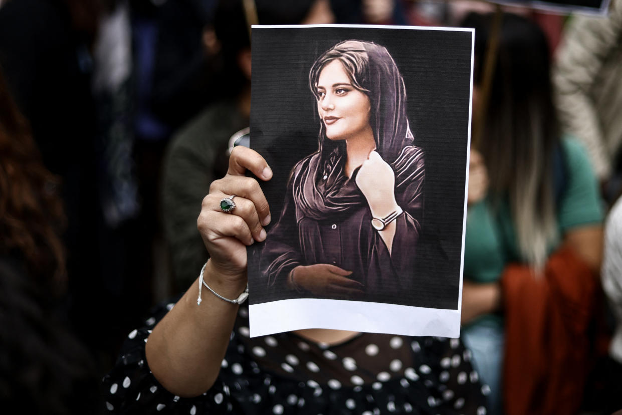 Un manifestant tient un portrait de Mahsa Amini lors d'une manifestation devant l'ambassade d'Iran à Bruxelles le 23 septembre 2022 (Photo de Kenzo TRIBOUILLARD / AFP)