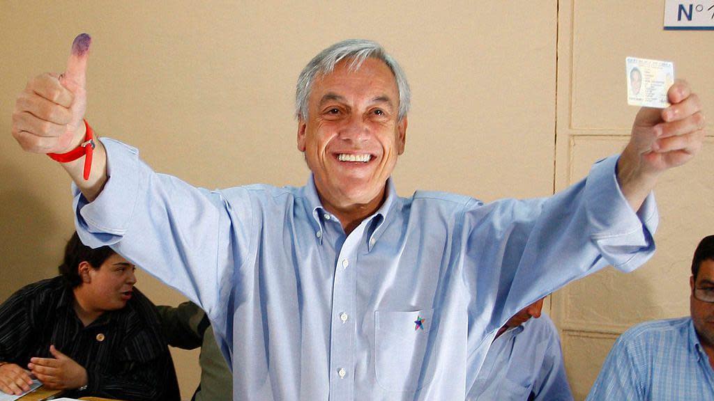 Sebastián Piñera sonríe tras votar