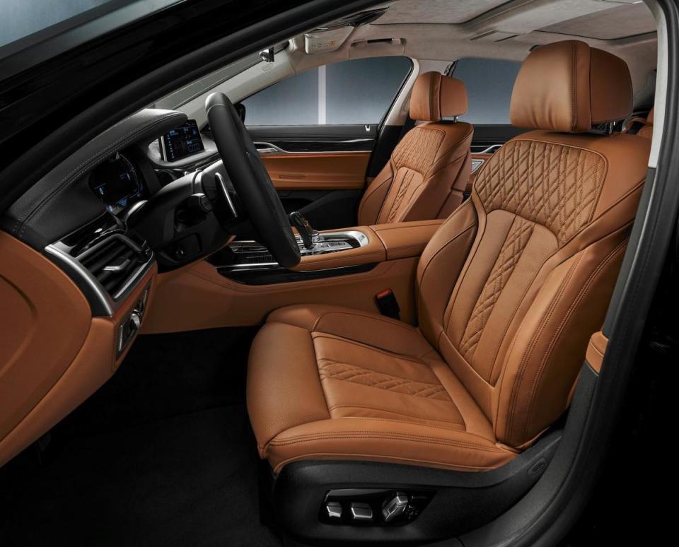  頂級Nappa真皮內裝搭配菱格紋縫線與BMW Individual Alcantara麂皮車內頂篷，展現BMW細膩溫潤的奢華與精緻工藝。