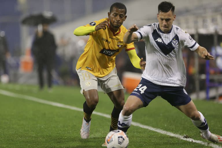 El lateral Guidara, autor de la asistencia en el gol de Lucero, cubre la pelota ante Molina