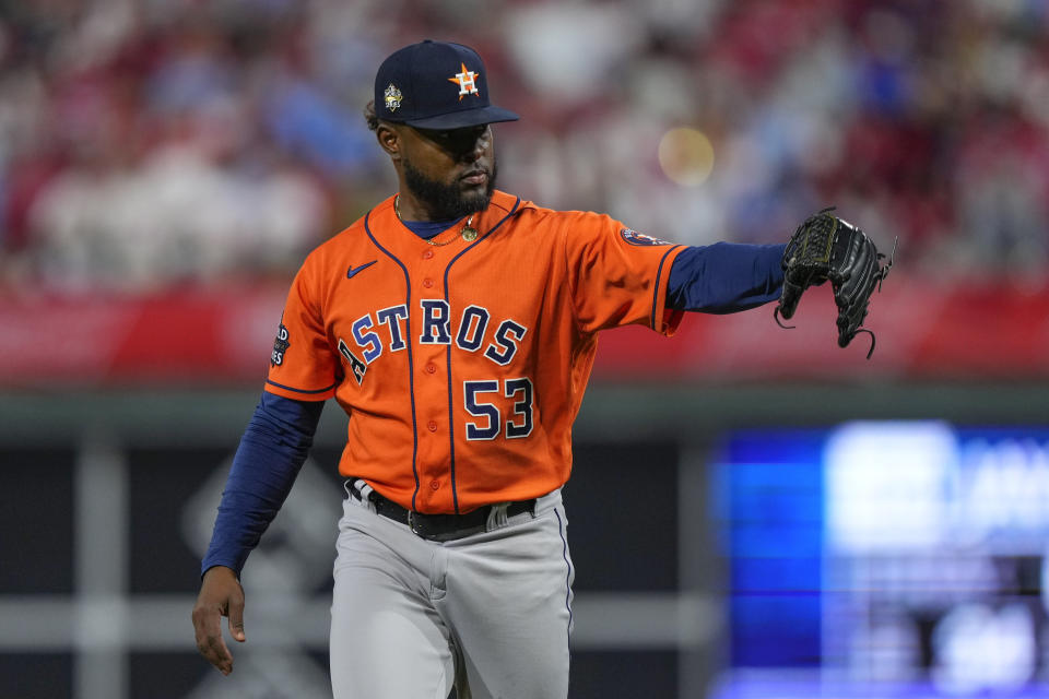 El dominicano Cristian Javier, abridor de los Astros de Houston, abandona en la séptima entrada el tercer juego de la Serie Mundial ante los Filis de Filadelfia, el miércoles 2 de noviembre de 2022 (AP Foto/Matt Slocum)