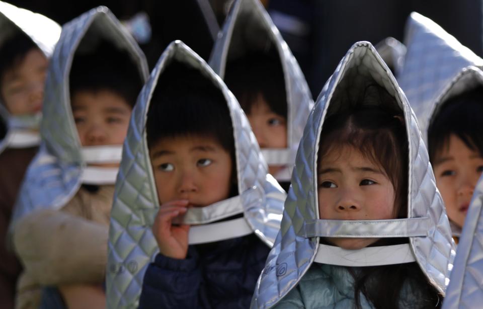 Las escuelas de otros países tienen preocupaciones bien distintas. Los colegios de Tokio hacen a menudo simulacros de terremotos, un fenómeno muy frecuente en Japón, para que desde bien pequeños los niños estén preparados. (REUTERS/Yuya Shino)