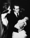 El 20 de diciembre de 1963 nació su primera hija, la infanta Elena. Esta instantánea fue tomada el 27 de ese mismo mes en su bautizo, celebrado en el palacio de la Zarzuela. (Foto: Keystone / Hulton Archive / Getty Images)