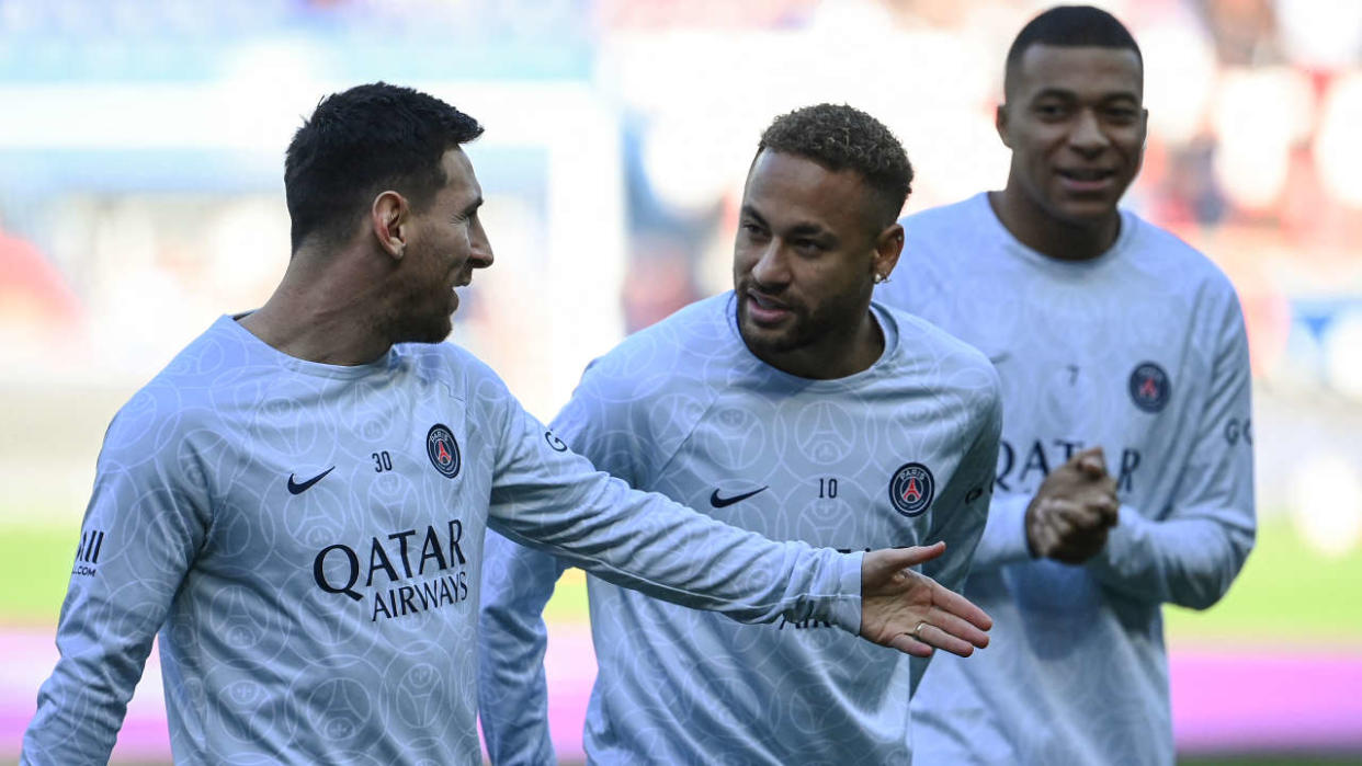 Paris Saint-Germain's Argentine forward Lionel Messi (L), Paris Saint-Germain's Brazilian forward Neymar (C) and Paris Saint-Germain's French forward Kylian Mbappe discuss as they warm up prior to the French L1 football match between Paris Saint-Germain FC and AJ Auxerre at the Parc des Princes stadium in Paris on November 13, 2022. (Photo by FRANCK FIFE / AFP)