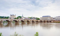 <p>Une image du pont Cessart, dans le village de Saumur (Maine-et-Loire), enjambant la Loire.</p><br>