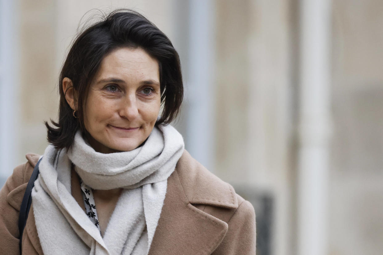 La ministre de l’Éducation Amélie Oudéa-Castéra se trouve au cœur d’une polémique après avoir maladroitement défendu l’inscription de ses enfants dans l’établissement privé Stanislas, à Paris.