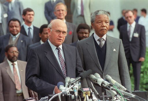 <p>Ancien président de l’Afrique du Sud (1989-1994), Frederik de Klerk met fin en 1990 au régime ségrégationniste de l’apartheid, qui ronge son pays depuis 43 ans, et libère Nelson Mandela. <br>Malgré les désaccords qui persisteront entre les deux hommes toute leur vie, ils reçoivent ensemble le Prix Nobel de la Paix, en 1993, pour avoir conduit pacifiquement leur pays vers une démocratie multiraciale. Les déclarations qu’il fera à la fin de son existence et son rapport ambigu avec l’ancien régime raciste terniront malheureusement son image. Frederik de Klerk meurt d’un cancer, le 11 novembre 2021, à 85 ans. © WALTER DHLADHLA / AFP</p> 