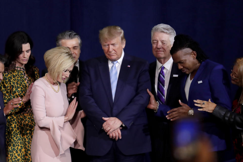 Archivo - La pastora Paula White (izquierda) y otros líderes religiosos oran con el presidente Donald Trump (centro) durante un mitin de simpatizantes evangélicos en la Iglesia King Jesus International Ministry (Ministerio Internacional Rey Jesús), el 3 de enero de 2020 en Miami. (AP Foto/Lynne Sladky, Archivo)