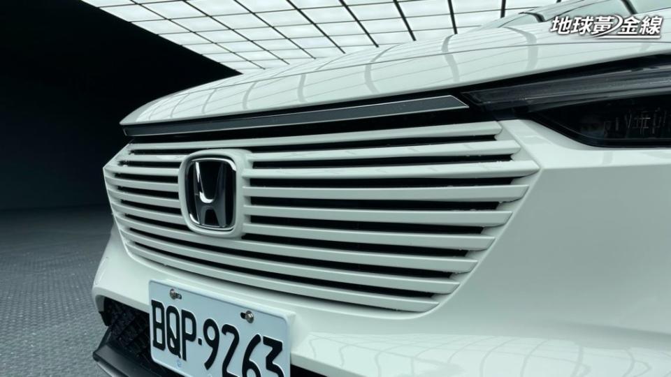 Prestige尊榮版車型車型在水箱護罩採用與車身同色的設計。(圖片來源/ 地球黃金線)
