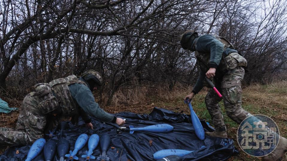 烏克蘭志願軍迫擊炮部隊在離開陣地時，熟練拆除迫擊炮炸彈以確保運輸安全。這訓練有素的流程，說明該部門對安全和操作效率的承諾。