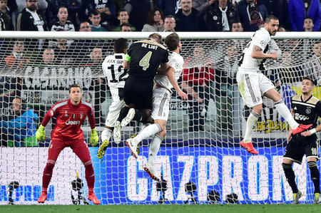 Foto del martes del capitán de Ajax Matthijs de Ligt marcando el segundo gol ante la Juventus. Abr 16, 2019 REUTERS/Massimo Pinca