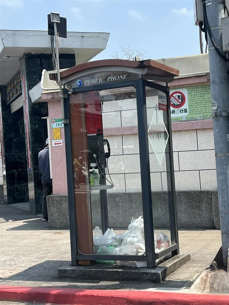 &#x005317;&#x004e00;&#x005973;&#x006821;&#x009580;&#x0053e3;&#x007684;&#x0096fb;&#x008a71;&#x004ead;&#x0088ab;&#x00585e;&#x006eff;&#x005916;&#x009001;&#x009910;&#x009ede;&#x003002;&#x00ff08;&#x005716;&#x00ff0f;&#x007ffb;&#x00651d;&#x0081ea;&#x008def;&#x004e0a;&#x0089c0;&#x005bdf;&#x005b78;&#x009662;&#x00ff09;