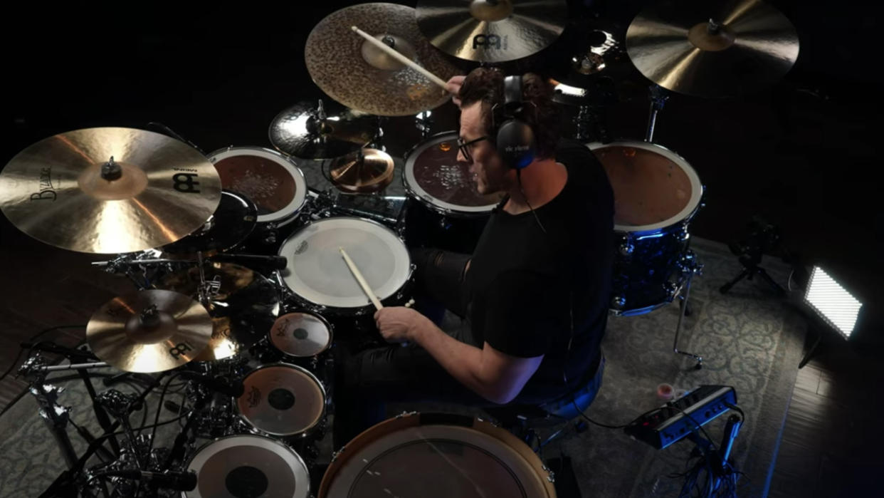  Drummer Thomas lang gives paradiddle lesson on Drumeo podcast 