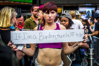 <p>Eine Person hält bei einem Protest in New York ein Spruchband mit der Aufschrift “If I am a Burden, then WTF is he?” (Wenn ich eine Last bin, was zum Teufel ist dann er?) in die Höhe. Der Protest richtet sich gegen die Absicht von US-Präsident Donald Trump, Transgender vom Militärdienst auszuschließen. (Bild: Michael Nigro/Pacific Press via ZUMA Wire/dpa) </p>