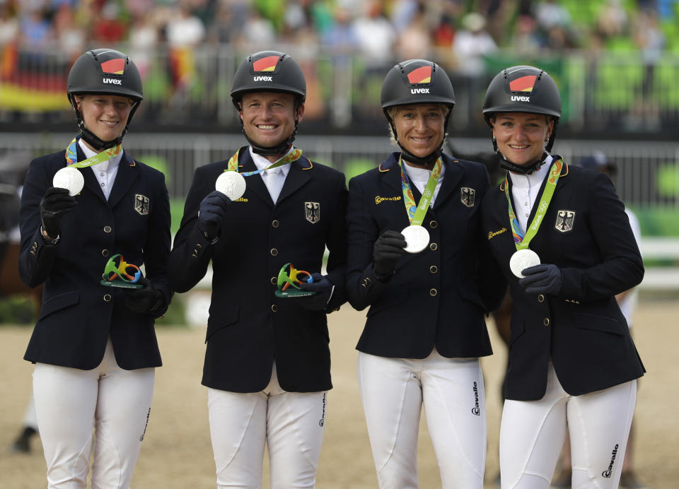 Die Silbermedaille für Krajewski und ihre Kollegin dürfte Genugtuung nach den schweren Beleidigungen gewesen sein. (AP Photo/John Locher)