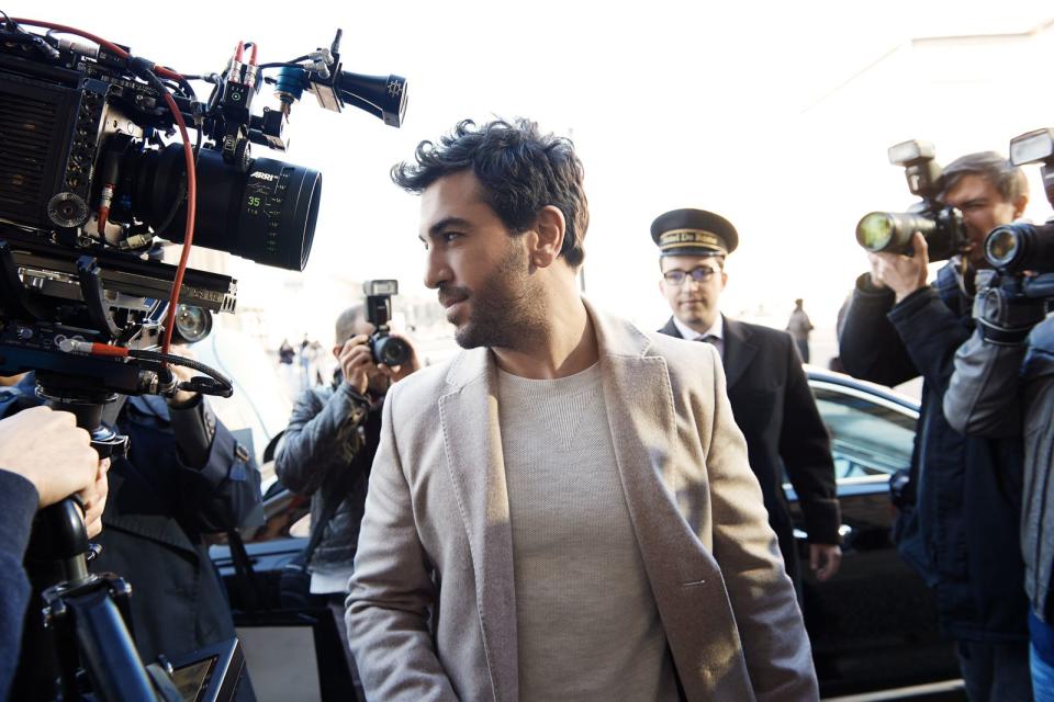 Elyas M'Barek spielt in "Liebesdings" einen Filmstar auf der Flucht vor den Medien. (Bild: Constantin Film Verleih/Violetta Grimm)