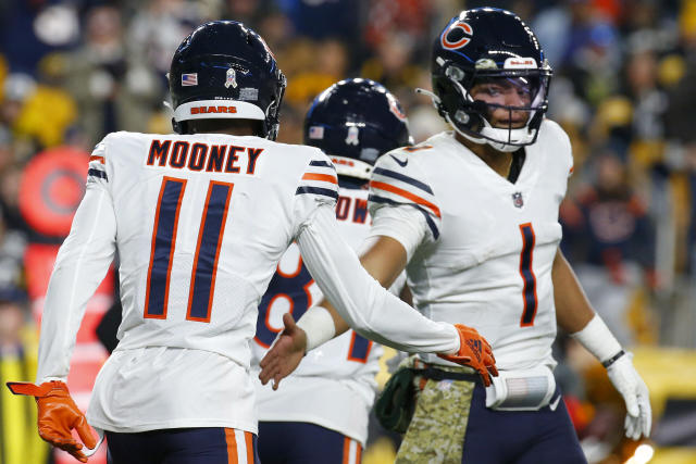 Bears' Justin Fields won't force his connection with Darnell Mooney