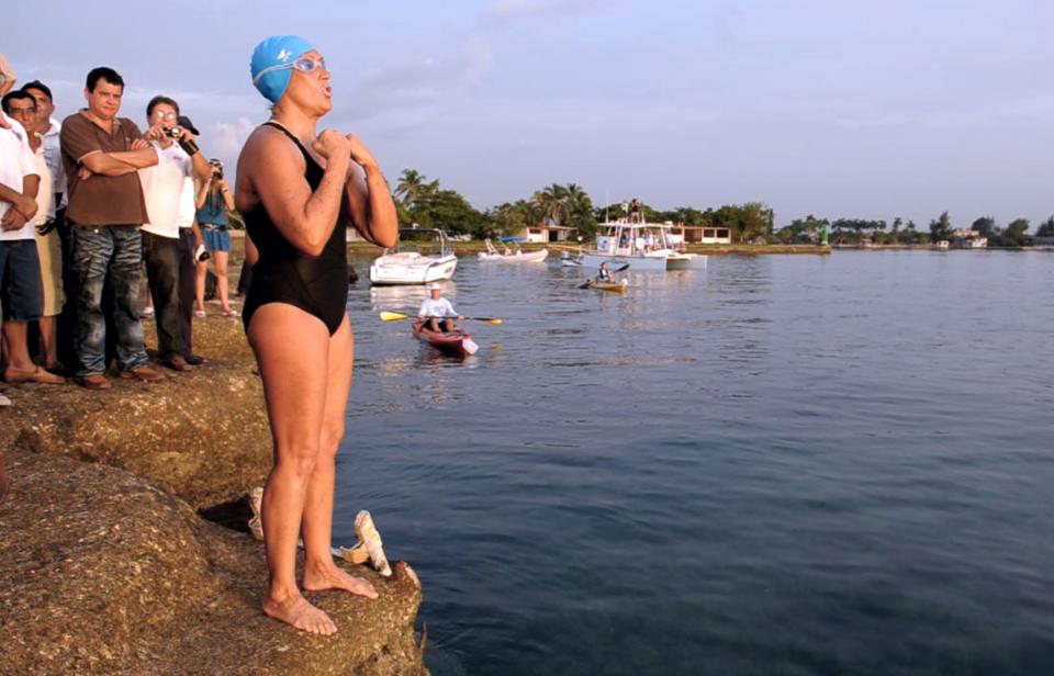 <h1 class="title">US swimmer Diana Nyad prepares to jump i</h1><cite class="credit">ADALBERTO ROQUE / Getty Images</cite>