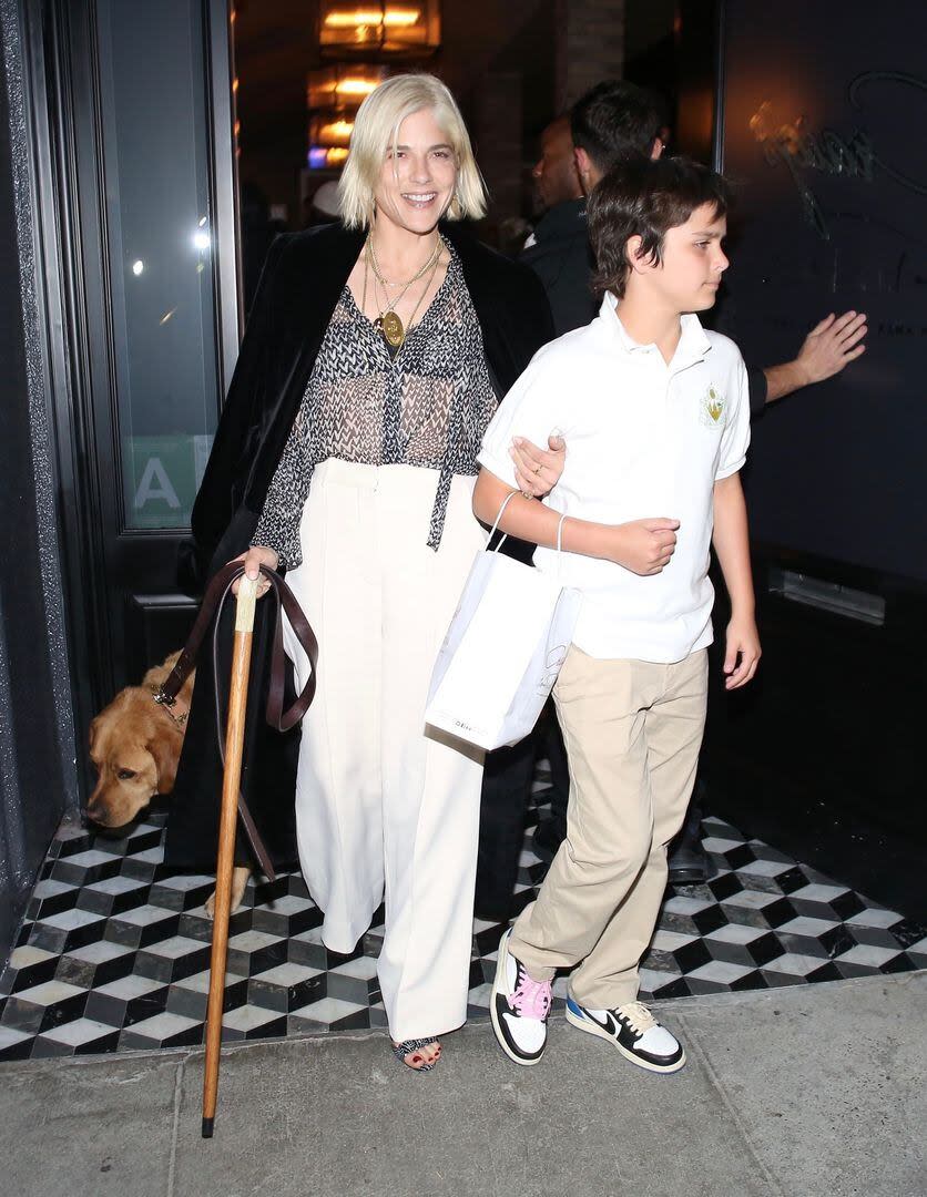 Selma Blair junto a su hijo Arthur y su perro Craig