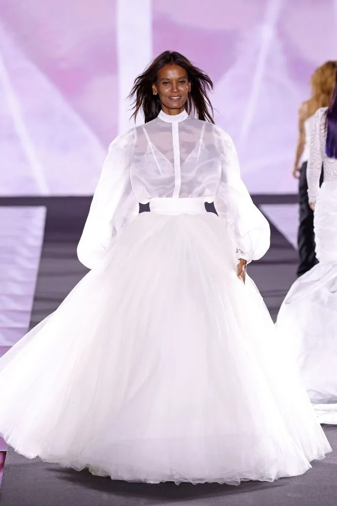  Liya Kebede en el desfile de L'Oreal en Paris