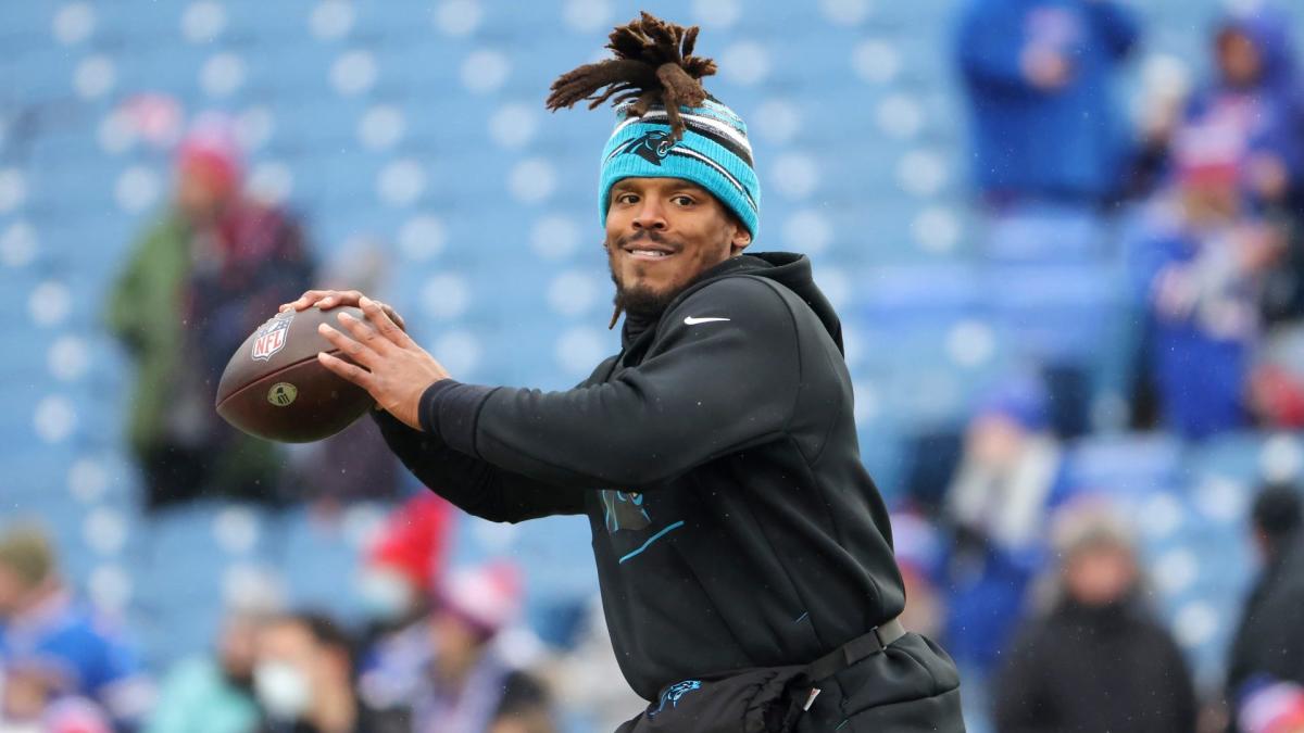 Carolina Panthers' Cam Newton takes picture with Clemson's Deshaun Watson  before game 