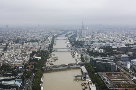 Thousands evacuated as floods batter Paris region