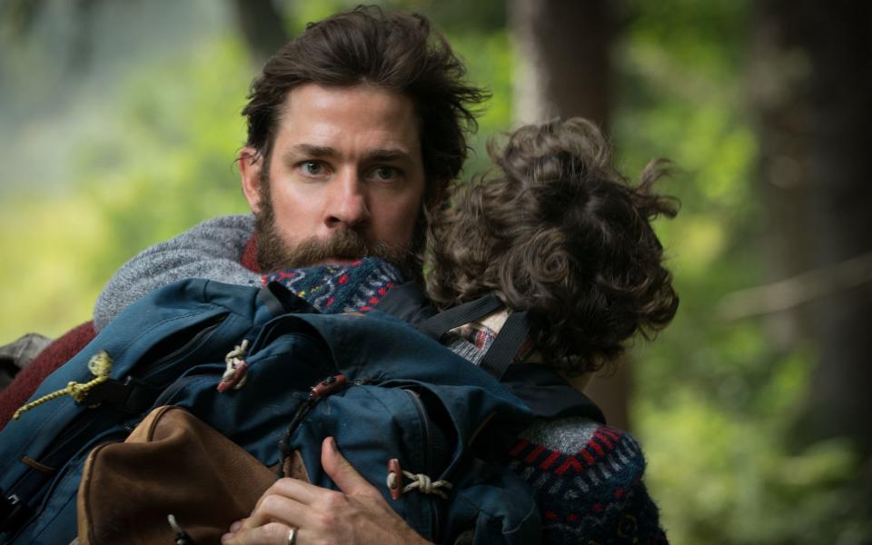 Schocken durch Sinnesorgane scheint es den Horrorfilmmachern angetan zu haben: Der Überraschungserfolg "A Quiet Place" (2018) erzählt von einer postapokalyptischen Welt, die von der Angst vor Geräuschen beherrscht wird. Denn: Jeder noch so kleine Mucks birgt die Gefahr, hypersensitive Monster auf sich aufmerksam zu machen. Regisseur John Krasinski nutzt seine simple, aber originelle Grundidee, um intensiven Nervenkitzel zu erzeugen. (Bild: 2018 Paramount Pictures)