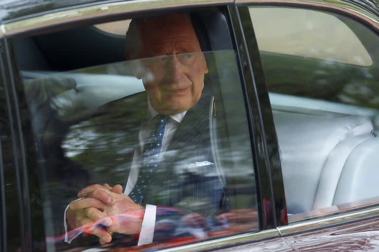 
El rey Carlos III sale del Palacio de St James y viaja al Palacio de Buckingham antes de su coronación en la Abadía de Westminster en el centro de Londres, el 6 de mayo de 2023