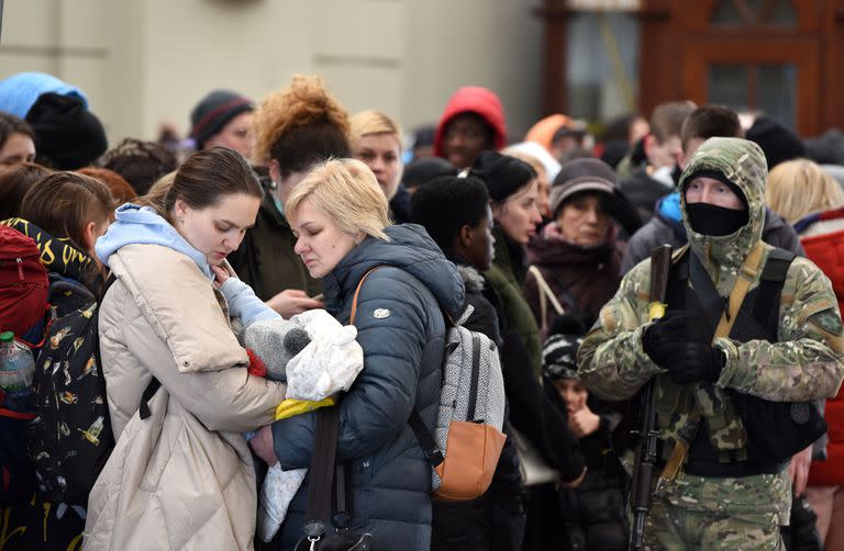 La gente espera un tren a Polonia en la estación de tren de la ciudad de Lviv, en el oeste de Ucrania, el 26 de febrero de 2022