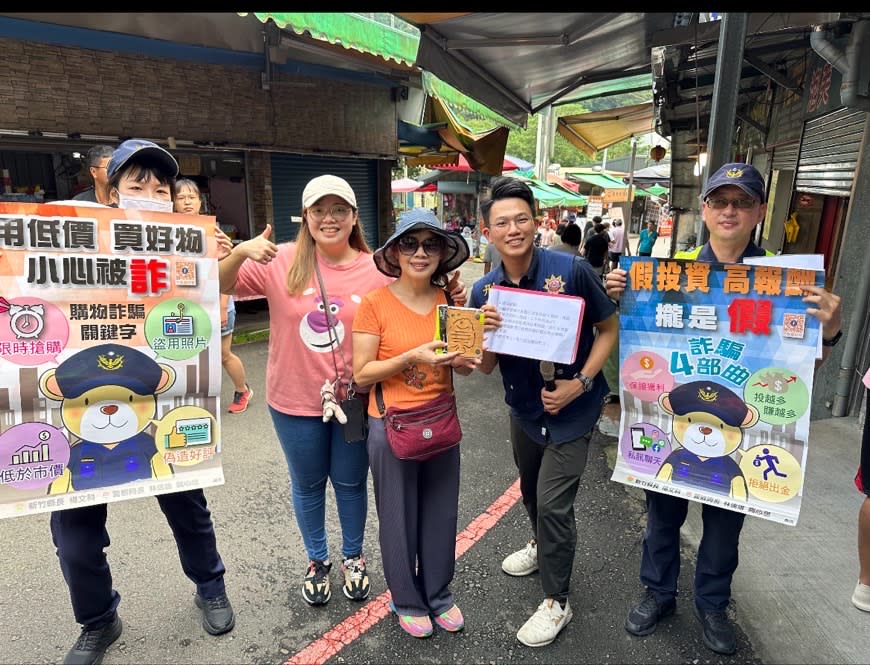 橫山警方在內灣老街與民互動，教導識詐技巧。（記者李健興翻攝）