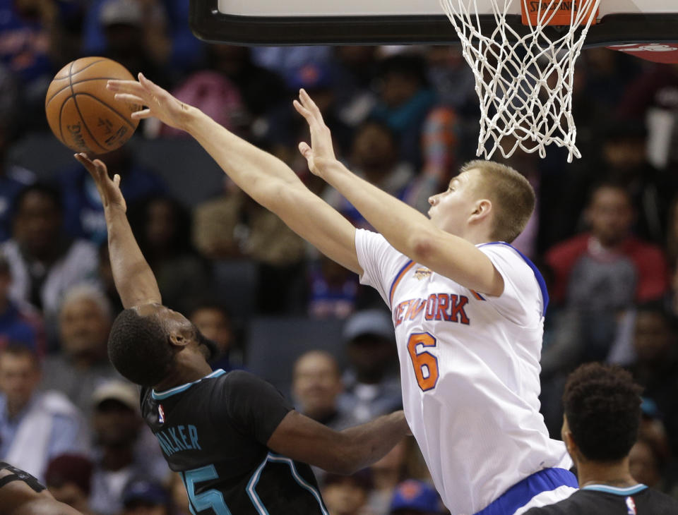 Kristaps Porzingis送出火鍋。(AP Photo/Chuck Burton)