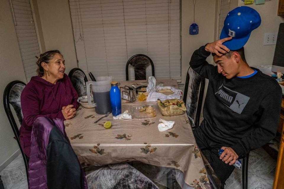 La trabajadora agrícola Margarita Anaya de Chávez visita a su hijo en el Centro de Migrantes Davis en 2022. En ese entonces, le preocupaba que tuviera que dejar la escuela, donde participaba en programas deportivos y musicales, cuando el mismo cerraba por la temporada. Este año se trasladó a una vivienda permanente en Woodland.