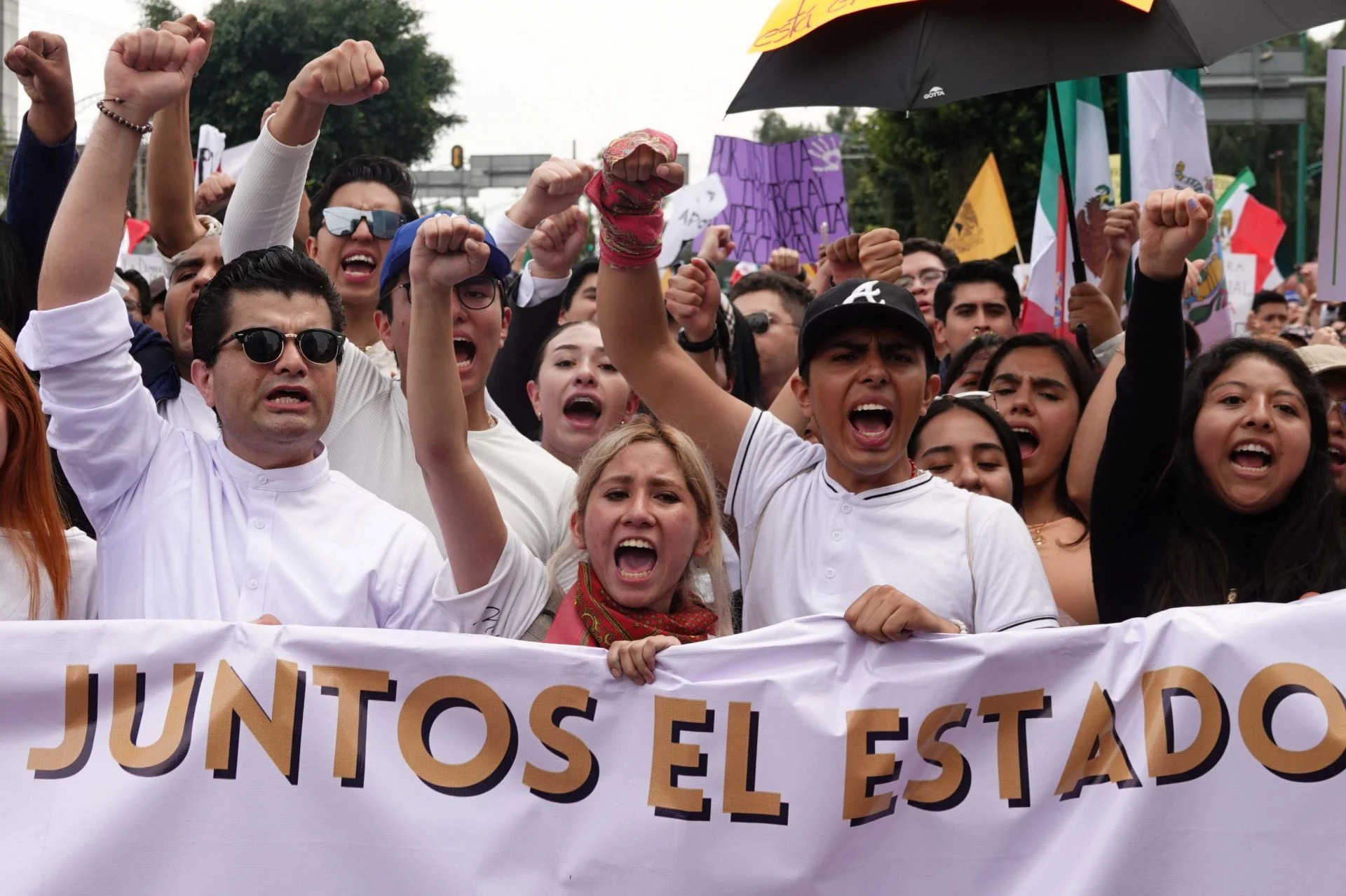 CIUDAD DE MÉXICO, 28AGOSTO2024.- Estudiantes de la Facultad de Derecho marcharon para exigir justicia en Defensa del Estado de Derecho al Poder Judicial. La protesta inició en el Águila de la Facultad de Derecho y finalizó en el Consejo de la Judicatura Federal.
FOTO: GRACIELA LÓPEZ /CUARTOSCURO.COM