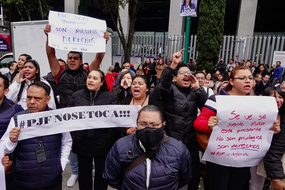 CIUDAD DE MÉXICO, 17OCTUBRE2023.- Integrantes del Sindicato de Trabajadores del Poder Judicial de la Federación (PJF) se manifestaron en diversos puntos de la ciudad para exigir al Poder Legislativo se respeten sus derechos ante la extinción de 13 fideicomisos del PJF. 
FOTO: ROGELIO MORALES /CUARTOSCURO.COM