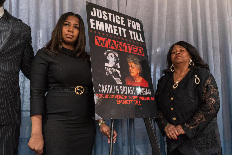 Priscilla Sterling, izquierda, de Jackson, Mississippi, y Anna Laura Cush Williams, derecha, de Port Gibson, Mississippi, primas de Emmett Till, en una conferencia de prensa el 16 de febrero de 2023 en Washington, sobre su esperanza para ejecutar una orden de arresto de 1955 contra Carolyn Bryant Donham por el secuestro que llevó al linchamiento brutal de Till. (Foto AP/Jacquelyn Martin)