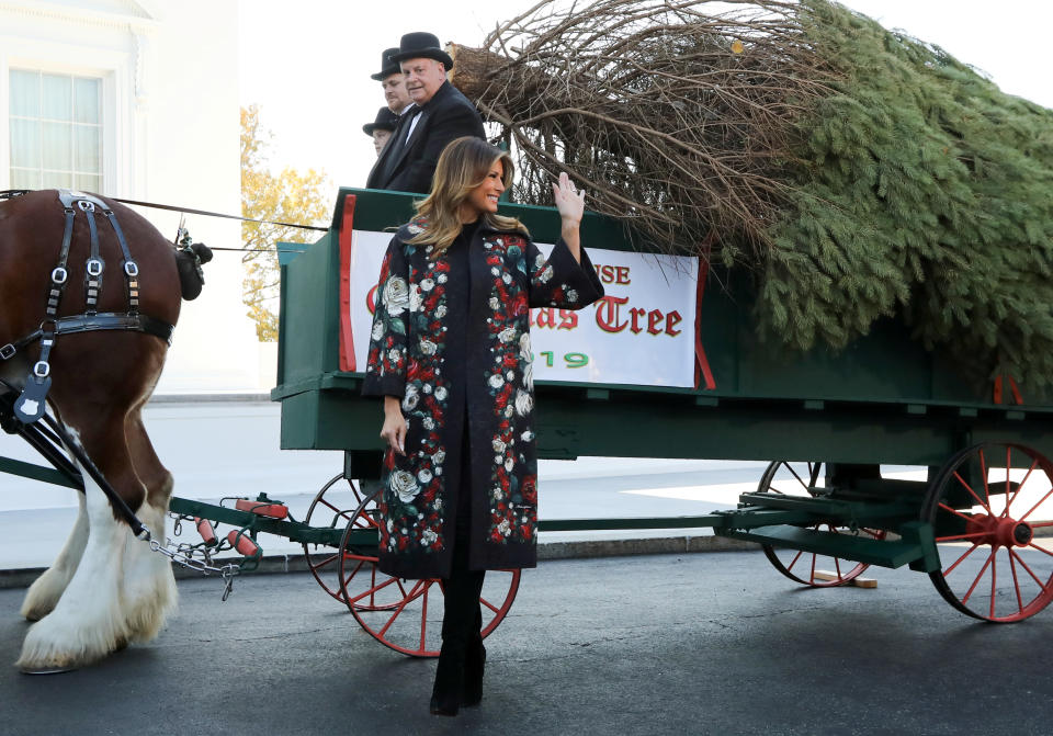 First Lady Melania Trump im vergangenen Jahr bei der traditionellen Ankunft des Weihnachtsbaumes am Weißen Haus. (Bild: REUTERS/Jonathan Ernst)