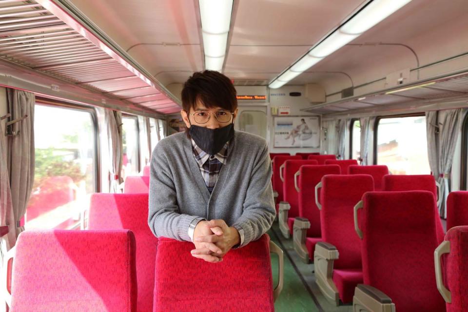 〈南下列車〉MV包下台鐵列車拍攝，羅文裕也配合政策戴上口罩。（大賞門文化提供）
