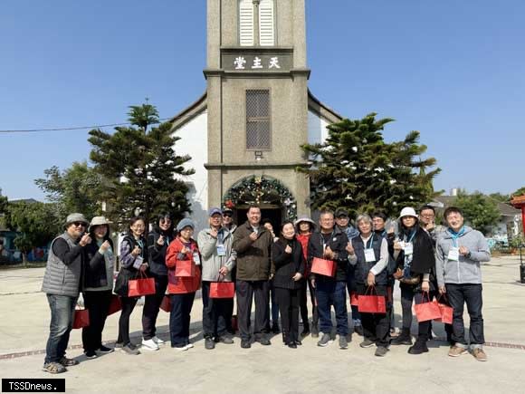 跟著畫家去雲林教堂寫生，台西藝術協會丁仁桐理事長率十五位畫家 發起公益繪畫活動。(記者劉春生攝)