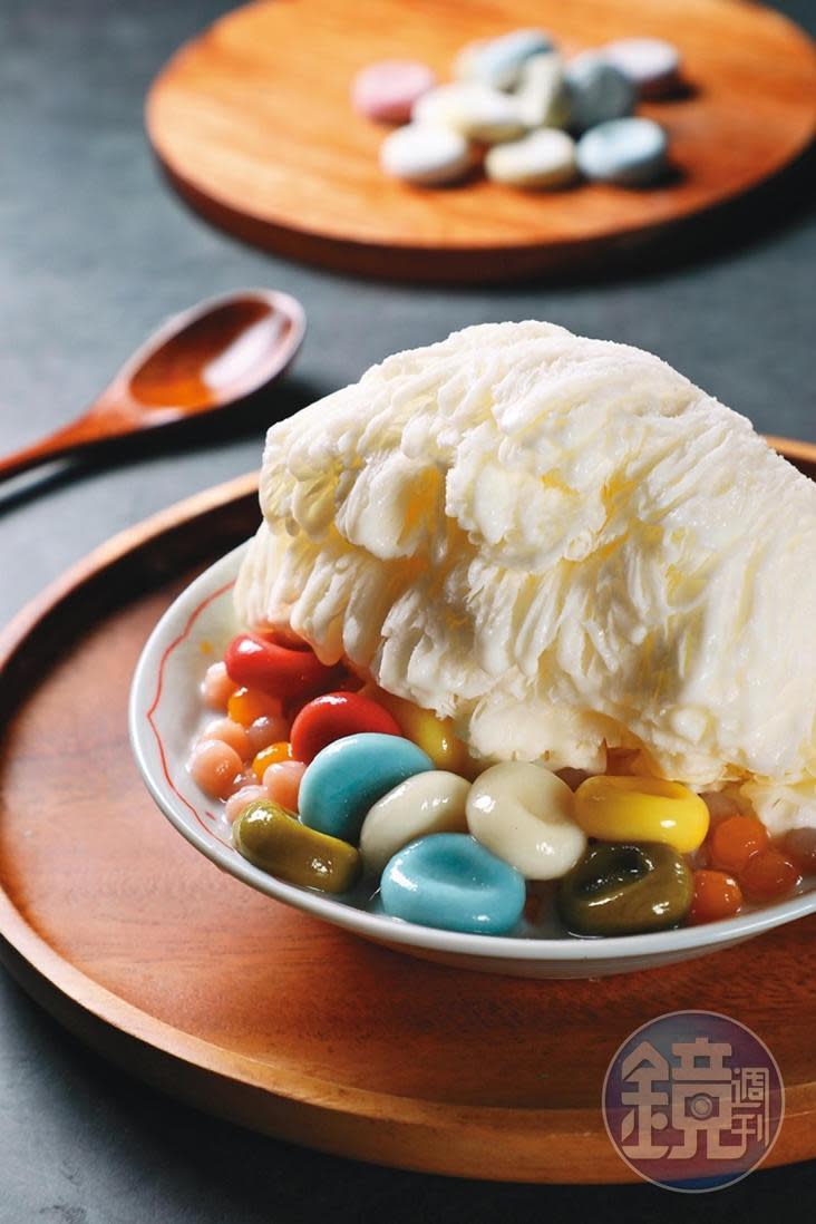 「繽紛麻吉套餐」可自選冰磚口味和配料，小芋圓讓彩色湯圓看起來更熱鬧了。（90元／份，抹茶、奶茶口味需另加10元）
