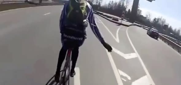 Moment cyclist cheats death in horror crash with lorry (video)