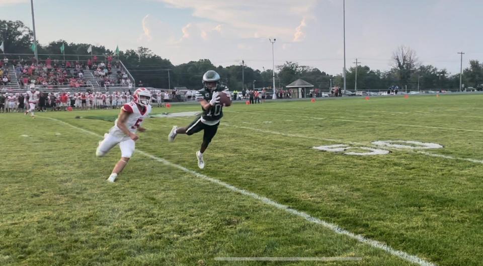 Winslow's Cam Miller makes a diving catch during a 28-13 victory over Delsea on Friday, Sept. 8, 2023.