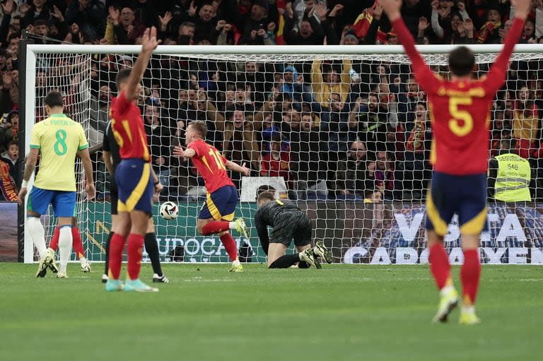 Dani Olmo sale festejando su golazo, el más bonito de los seis en el 3-3