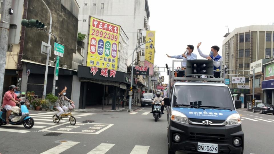 謝龍介陪同蔡宗豪進行掃街拜票。   圖：黃博郎／攝