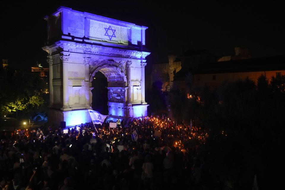 Gente asiste a una marcha en apoyo de Israel en el Arco de Tito en Roma, el martes 10 de octubre de 2023. (AP Foto/Andrew Medichini, Archivo)