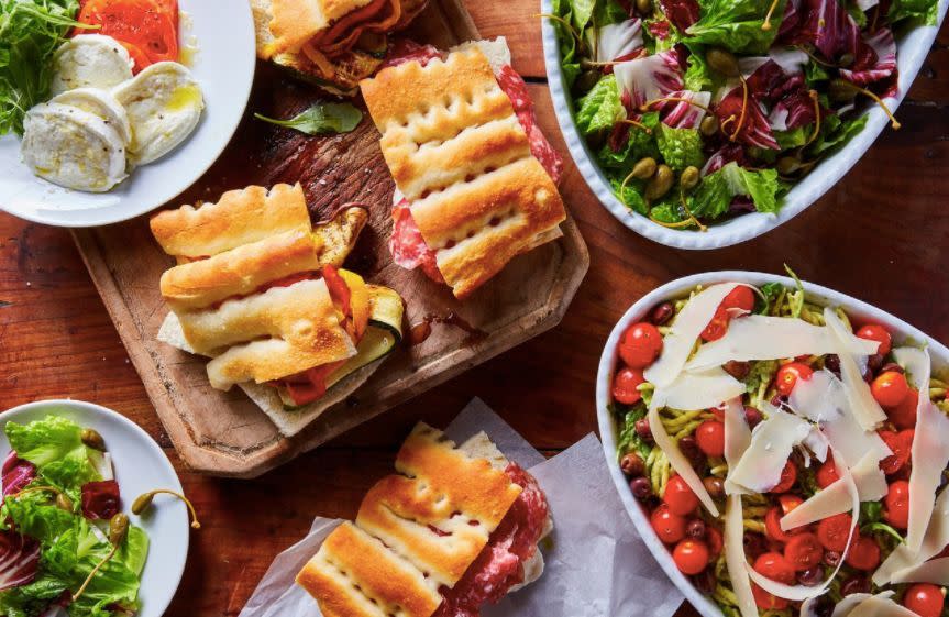 Lunch options include sandwiches and salads.&nbsp; (Photo: Starbucks)