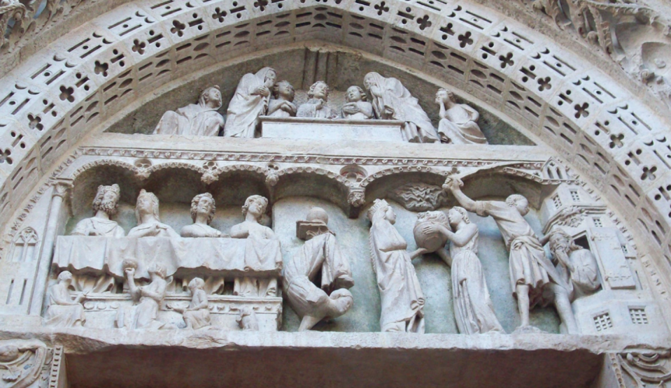 <span class="caption">Tímpano de la Catedral de Rouen, en el que se puede ver a Salomé bailando durante el banquete de Antipas y, a la derecha, entregando la cabeza de San Juan Bautista a Herodes.</span>