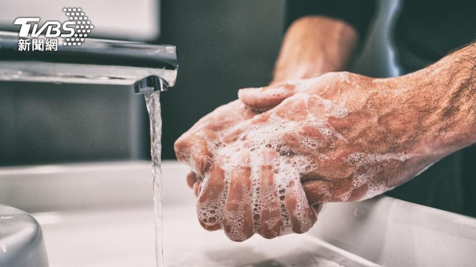 醫生建議，上完廁所請用肥皂洗手。（示意圖／shutterstock達志影像） 
