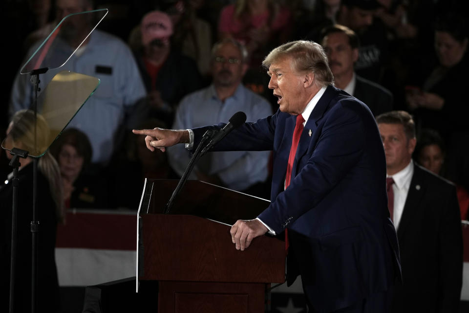 El expresidente Donald Trump habla en un mitin de campaña el miércoles 1 de mayo de 2024 en el Centro de Exposiciones del condado Waukesha, en Waukesha, Wisconsin. (AP Foto/Morry Gash)