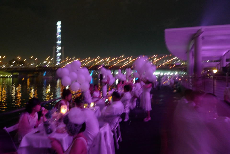 Diners enjoying their food and wine despite the humid weather. (Yahoo! photo)