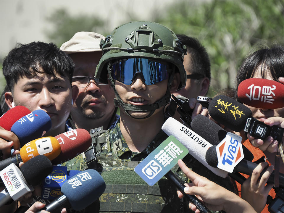 首次擔任實彈射擊手就成功擊落靶彈的陸軍東引指揮部防空連中士班長潘祈翰難掩興奮，透露在發射前一刻他心臟急跳、雙手顫抖，那是一種壓力和興奮感同時交雜的感受。（圖：張柏仲攝）